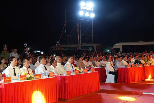  Tham dự buổi lễ có Ủy viên Bộ Chính trị, Phó Thủ tướng Thường trực Chính phủ Phạm Gia Túc; nguyên Phó Chủ tịch Quốc hội Uông Chu Lưu; các nguyên Phó Thủ tướng Trần Hồng Hà, Nguyễn Chí Dũng cùng lãnh đạo các bộ, ngành Trung ương, Quân khu 4, Quân khu 7, tỉnh Hà Tĩnh, tỉnh Cao Bằng, thân nhân các anh hùng liệt sĩ, cựu chiến binh và đông đảo nhân dân địa phương. 