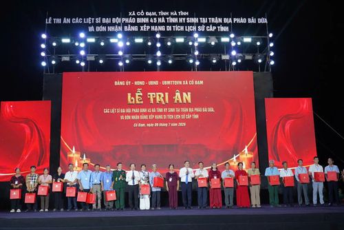  Nhân dịp này, Phó Thủ tướng Thường trực Chính phủ Phạm Gia Túc cùng đoàn công tác Trung ương cũng đã trao quà tri ân thân nhân các gia đình liệt sĩ nhân dịp kỷ niệm 79 năm Ngày Thương binh - Liệt sĩ (27/7/1947 – 27/7/2026), thể hiện đạo lý "Uống nước nhớ nguồn" của dân tộc. 