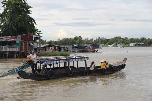 Đò chở người dân qua sông, nhưng cũng theo kỷ niệm tuổi thơ