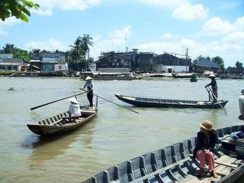 ĐBSCL có nhiều sông rạch, muốn qua sông cần có con đò - phương tiện di chuyển chính của người dân