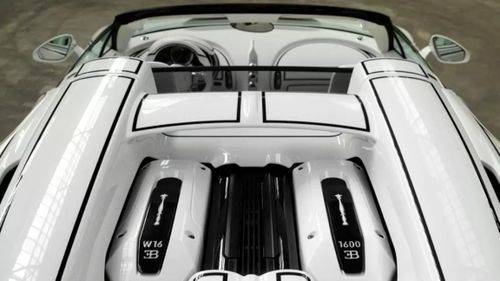 Nắp động cơ của W16 Mistral Blanc Éternel có những chi tiết bằng sứ. Ảnh: Bugatti.