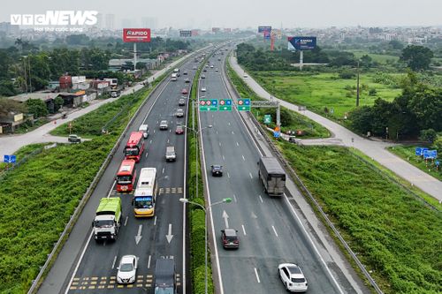 Theo đơn vị vận hành, lưu lượng phương tiện trên tuyến tăng trung bình khoảng 6% mỗi năm. Năm 2024, lượng xe con quy đổi trung bình đạt khoảng 85.000 lượt/ngày đêm trên cả hai chiều, vượt xa năng lực thiết kế khoảng 55.400 lượt/ngày đêm.