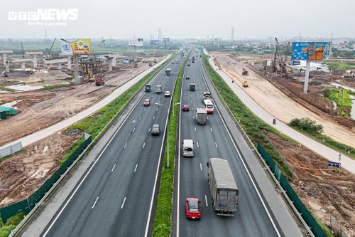 Đoạn từ Km182+400 đến Vành đai 4 dự kiến xây dựng thêm hai cầu cạn nằm hai bên cao tốc hiện nay, mỗi cầu cạn có quy mô 3 làn xe.
