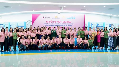 Tại Vietnam Airlines, hãng phối hợp với các cơ quan quản lý nhà nước và tổ chức quốc tế triển khai các chiến dịch về bình đẳng giới trên các chuyến bay thương mại.