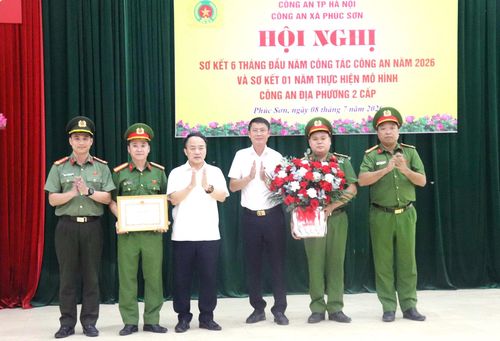 Lãnh đạo xã Phúc Sơn khen thưởng tập thể, cá nhân lực lượng Công an xã có thành tích trong thực hiện mô hình công an địa phương hai cấp. Ảnh: Hồng Nguyên