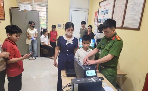 Công an xã Phúc Sơn hỗ trợ người dân làm căn cước công dân. Ảnh: Nguyễn Hồng