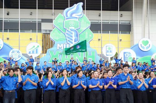 Đại biểu cùng các đội hình để thực hiện nghi thức xuất quân. Ảnh: Bảo Lâm