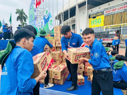 Các tình nguyện viên vận chuyển vật phẩm trang bị cho đội hình Mùa hè xanh lên xe. Ảnh: Bảo Lâm