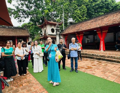 Khảo sát điểm di tích Đền Và. Ảnh: Hoàng Quyên