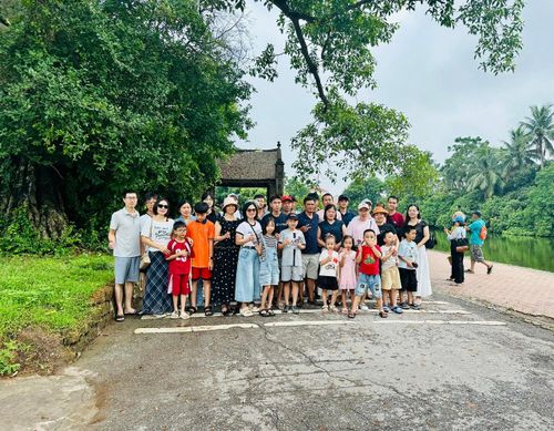 Đoàn du khách trải nghiệm tại Làng cổ Đường Lâm. Ảnh: Hoàng Quyên