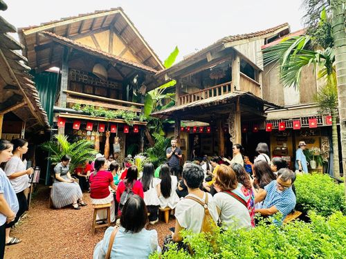 Khảo sát tổ hợp dịch vụ Đoài tại Làng cổ Đường Lâm. Ảnh: Hoàng Quyên