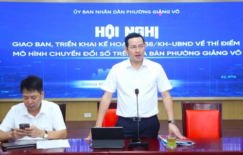 Chủ tịch UBND phường Giảng Võ Cồ Như Dũng phát biểu tại hội nghị. Ảnh: MH