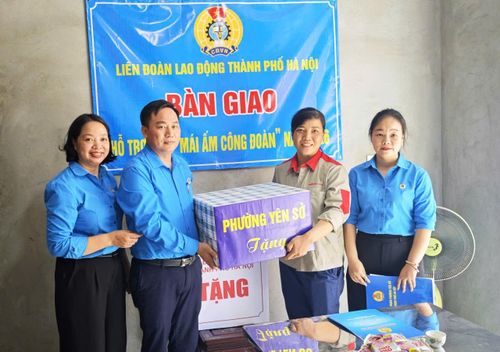 Công đoàn phường Yên Sở ủng hộ các vật dụng sinh hoạt thiết yếu cho đoàn viên. Ảnh: PV