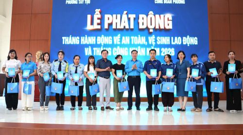 Phó Chủ tịch LĐLĐ thành phố tổ chức Lễ phát động Tháng hành động về an toàn, vệ sinh lao động và Tháng Công nhân năm 2026. Ảnh: PV