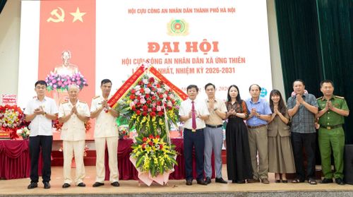 Lãnh đạo xã Ứng Thiên chúc mừng đại hội. Ảnh: Cao Hồng