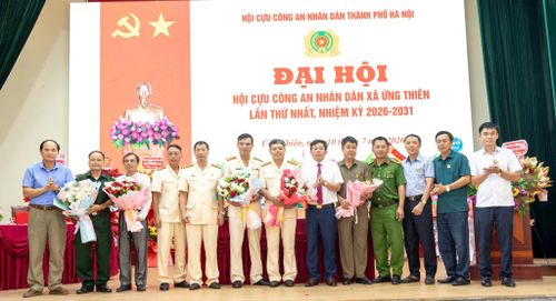 Lãnh đạo xã chúc mừng Ban Chấp hành Hội Cựu Công an nhân dân xã Ứng Thiên. Ảnh: Cao Hồng