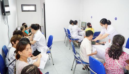 Đông đảo người dân phường Hồng Hà tham gia khám sức khỏe miễn phí. Ảnh: PV