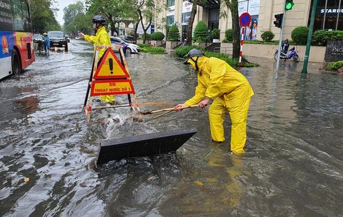 Thành phố huy động nhân lực cùng hàng loạt phương tiện, thiết bị để bảo đảm giao thông và xử lý các điểm ngập. Ảnh: Bảo Hân