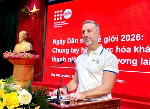 Ông Matt Jackson, Trưởng đại diện UNFPA tại Việt Nam, phát biểu tại lễ hưởng ứng Ngày Dân số Thế giới 2026 diễn ra sáng 10-7. Ảnh: UNFPA