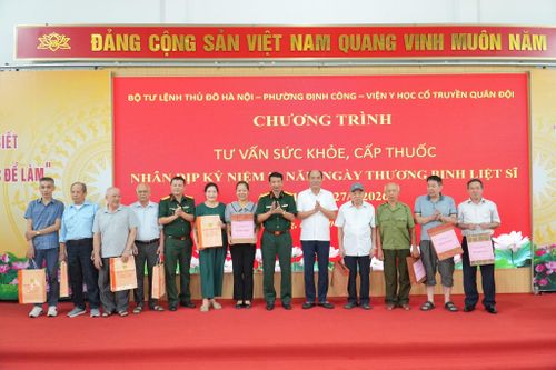 Viện Y học cổ truyền Quân đội và UBND phường Định Công trao nhiều phần quà cho các gia đình chính sách tiêu biểu của phường. Ảnh: Huy Hoàng