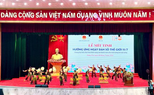 Lễ mít tinh hưởng ứng Ngày Dân số Thế giới năm 2026 với chủ đề “Chung tay hiện thực hóa khát vọng của thanh niên cho một tương lai tươi sáng” diễn ra sáng ngày 10-7 tại Hưng Yên. Ảnh: UNFPA