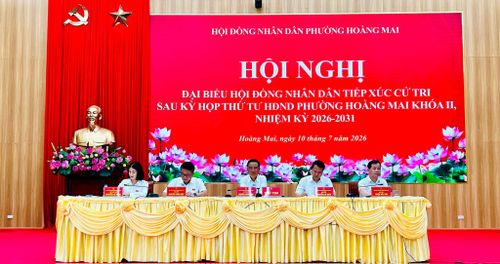 Đại biểu HĐND phường Hoàng Mai tiếp xúc cử tri. Ảnh: Trần Oanh