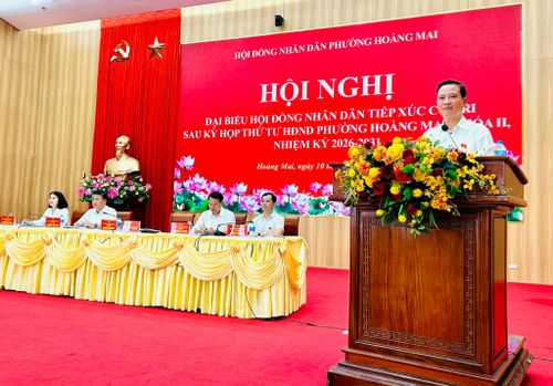Bí thư Đảng ủy, Chủ tịch HĐND phường Hoàng Mai Nguyễn Xuân Linh phát biểu tại hội nghị. Ảnh: Trần Oanh