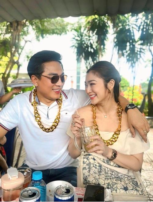 Để có được tài sản như hiện tại, Thanh Trúc và Châu Khải Phong đều rất cố gắng lao động chăm chỉ. Theo đó, Châu Khải Phong là một trong những ca sĩ theo đuổi dòng nhạc trẻ, sở hữu lượng khán giả ổn định ở nhiều tỉnh thành. Bên cạnh hoạt động biểu diễn, nam ca sĩ còn tham gia kinh doanh, nhờ đó xây dựng được nền tảng tài chính vững vàng.