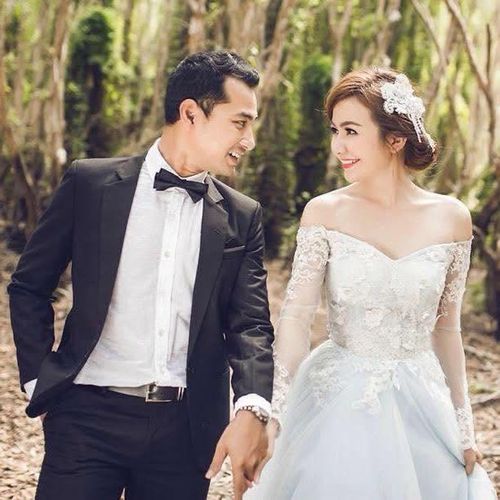 Huỳnh Đông và Ái Châu bén duyên sau lần hợp tác trong một dự án phim vào năm 2011. Từ tình đồng nghiệp, cả hai dần tìm thấy sự đồng điệu trong tính cách và quan điểm sống. Sau thời gian tìm hiểu, cặp đôi tổ chức lễ cưới vào đầu năm 2015 trong sự chúc phúc của người thân, bạn bè và đồng nghiệp.