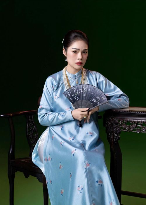 Với những hình ảnh được đăng tải gần đây, Dương Cẩm Lynh được nhận xét ngày càng mặn mà, đằm thắm ở tuổi 45.