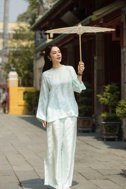 Không chỉ gây ấn tượng bởi trang phục, Dương Cẩm Lynh còn ghi điểm với kiểu tóc buộc nửa đầu uốn nhẹ, kết hợp lối trang điểm trong trẻo, tôn lên những đường nét thanh tú trên gương mặt. 