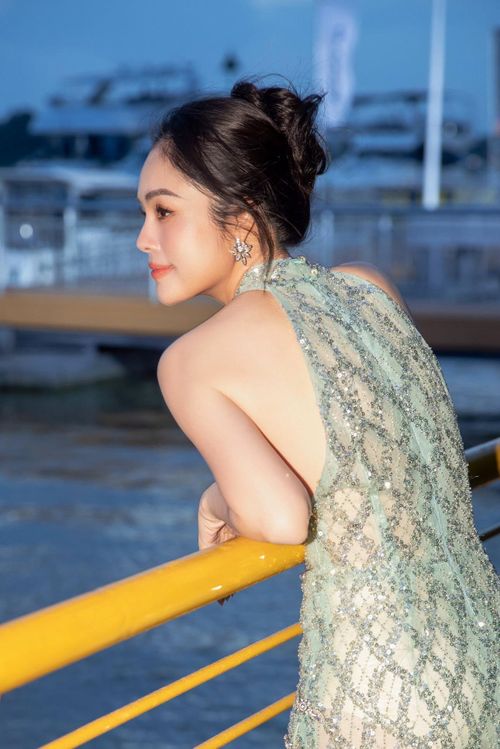 Năm 2023, Dương Cẩm Lynh vướng khoản nợ gần 6 tỷ đồng, gây ảnh hưởng nặng nề đến công việc và đời sống cá nhân. Cô bị cắt vai khỏi dự án phim vừa khởi quay, hàng loạt chương trình từ chối hợp tác, đồng nghiệp cũng dần xa lánh.