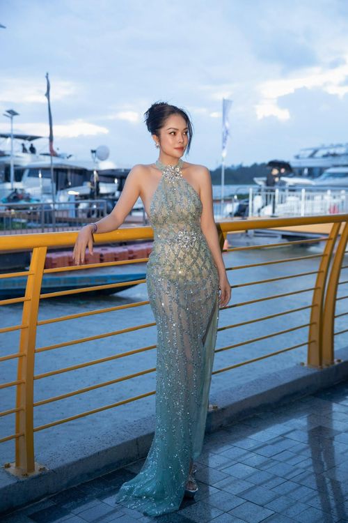 Rơi vào cảnh không việc làm, không thu nhập, nữ diễn viên đối mặt với áp lực tài chính nặng nề. Cùng lúc, cô còn phải gánh thêm cú sốc tình cảm khi chồng rời đi, con nhỏ, một mình xoay xở giữa khủng hoảng chồng chất.