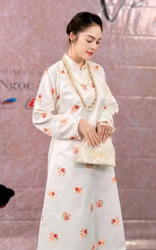 Sau nhiều thăng trầm trong cuộc sống, Dương Cẩm Lynh xuất hiện với hình ảnh điềm tĩnh, an nhiên hơn, điều này cũng phần nào thể hiện qua dòng trạng thái mà Dương Cẩm Lynh chia sẻ cùng bộ ảnh.