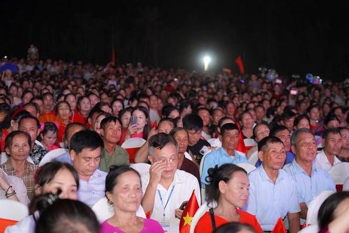 Người dân xúc động theo dõi chương trình.