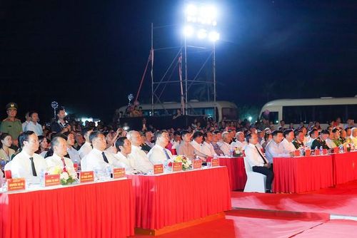 Đại biểu tham dự buổi lễ.