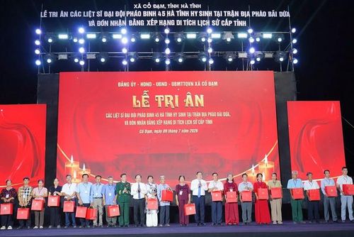 Phó Thủ tướng Thường trực Chính phủ Phạm Gia Túc cùng đoàn công tác Trung ương đã trao nhiều phần quà tri ân đến thân nhân các anh hùng liệt sĩ hy sinh tại trận địa pháo Bãi Dừa.