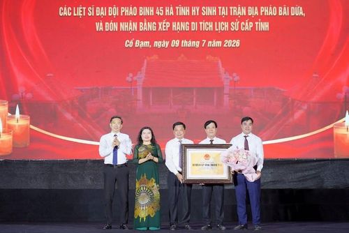 Phó Chủ tịch UBND tỉnh Nguyễn Thị Nguyệt và lãnh đạo Sở VHTT&DL trao bằng xếp hạng di tích lịch sử - văn hóa cấp tỉnh đối với Di tích Bãi Dừa cho lãnh đạo xã Cổ Đạm.