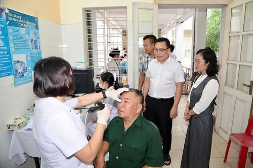 Bác sĩ kiểm tra tai, mũi, họng cho người dân nhằm phát hiện sớm các bệnh lý thường gặp.