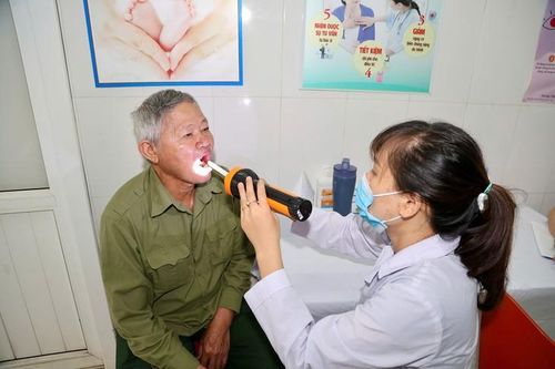 Bác sĩ kiểm tra tai, mũi, họng cho người dân nhằm phát hiện sớm các bệnh lý thường gặp.