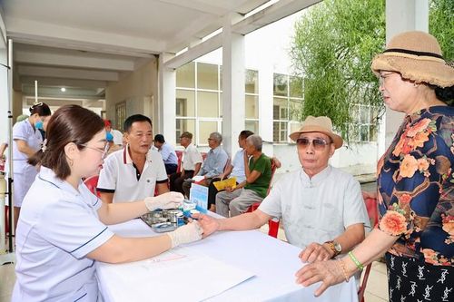 Nhân viên y tế lấy mẫu máu phục vụ xét nghiệm, đánh giá tình trạng sức khỏe cho người dân.