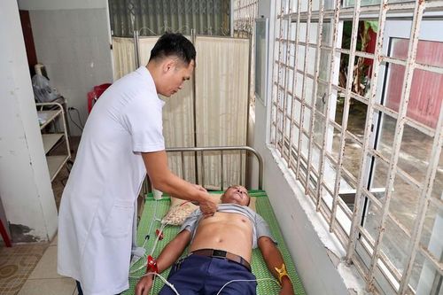 Bác sĩ thực hiện điện tim, kiểm tra chức năng tim mạch cho người dân tại điểm khám.