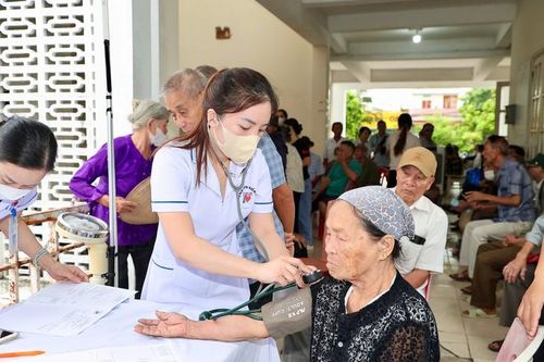 Nhân viên y tế Bệnh viện Kiến An đo huyết áp, kiểm tra sức khỏe cho người cao tuổi tại chương trình.