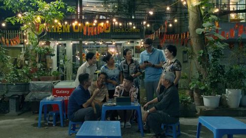 Dưới Ô Cửa Sáng Đèn tưởng ấm áp nhưng cũng ngập drama.