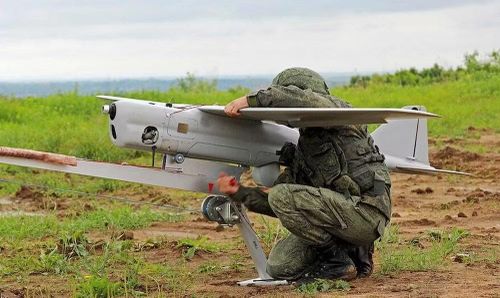 Sau khi bị hạn chế sử dụng Starlink, Nga tiếp tục đầu tư vào mạng MANET, cho phép các UAV truyền tín hiệu và dữ liệu cho nhau mà không phụ thuộc vào một đường truyền duy nhất.