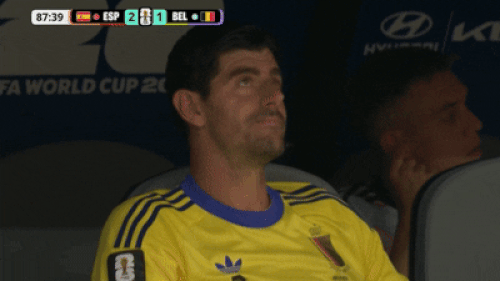 Courtois chết lặng trên băng ghế dự bị.