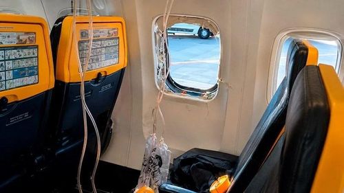  Cửa sổ máy bay bị hỏng sau một tiếng động lớn khiến mặt nạ dưỡng khí bung ra, buộc phi hành đoàn phải quay đầu về Thessaloniki. Ảnh: Athens News. 