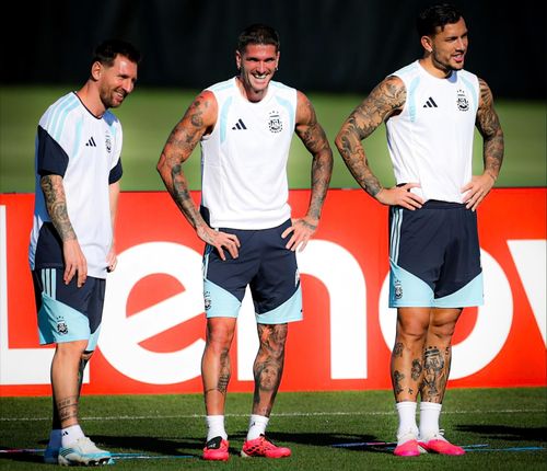 Không khí thoải mái trên sân tập cho thấy sự ăn ý của bộ ba. Messi, De Paul và Paredes liên tục trò chuyện, cười đùa trong các buổi tập, góp phần tạo nên bầu không khí tích cực trong phòng thay đồ của nhà đương kim vô địch thế giới. Ảnh: @leoparedes20/Instagram.