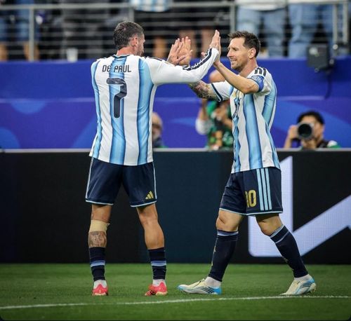 Rodrigo De Paul được xem là người bạn thân thiết nhất với Lionel Messi trong đội tuyển Argentina, bộ đôi hiện còn là đồng đội tại Inter Miami. De Paul từng nhiều lần chia sẻ rằng được thi đấu bên cạnh Messi là niềm tự hào lớn nhất trong sự nghiệp. Trên sân, De Paul nổi tiếng với lối chơi máu lửa, thường là người đầu tiên đứng ra bảo vệ Messi mỗi khi đội trưởng Argentina bị đối phương phạm lỗi. Chính sự gắn bó và sự nhiệt huyết giúp tiền vệ sinh năm 1994 được người hâm mộ ưu ái gọi là "vệ sĩ số 1" của Messi. Ảnh: @rodridepaul/Instagram.