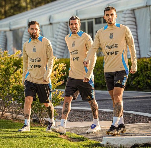 Ở tuổi 39, Messi vẫn là thủ lĩnh tinh thần của Argentina, còn De Paul và Paredes tiếp tục là hai người đồng đội luôn kề vai sát cánh. Biệt danh "vệ sĩ của Messi" chỉ là cách gọi vui của người hâm mộ. Điều thực sự khiến De Paul và Paredes trở nên đặc biệt là tình bạn bền chặt cùng sự đồng hành không thay đổi với "El Pulga" trên hành trình bảo vệ ngôi vương World Cup 2026. Ảnh: @leoparedes20/Instagram.